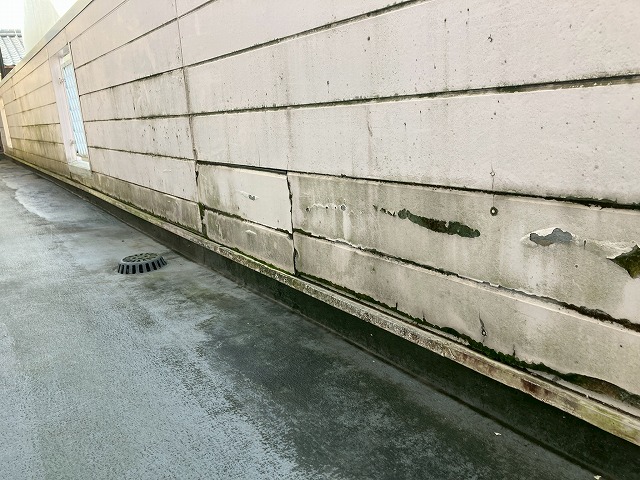 下の部分が破損している